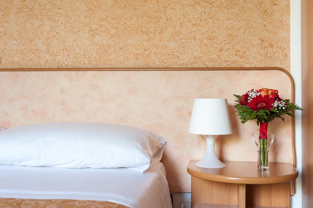 Regina Hotel E Ristorante Punta Marina Zewnętrze zdjęcie