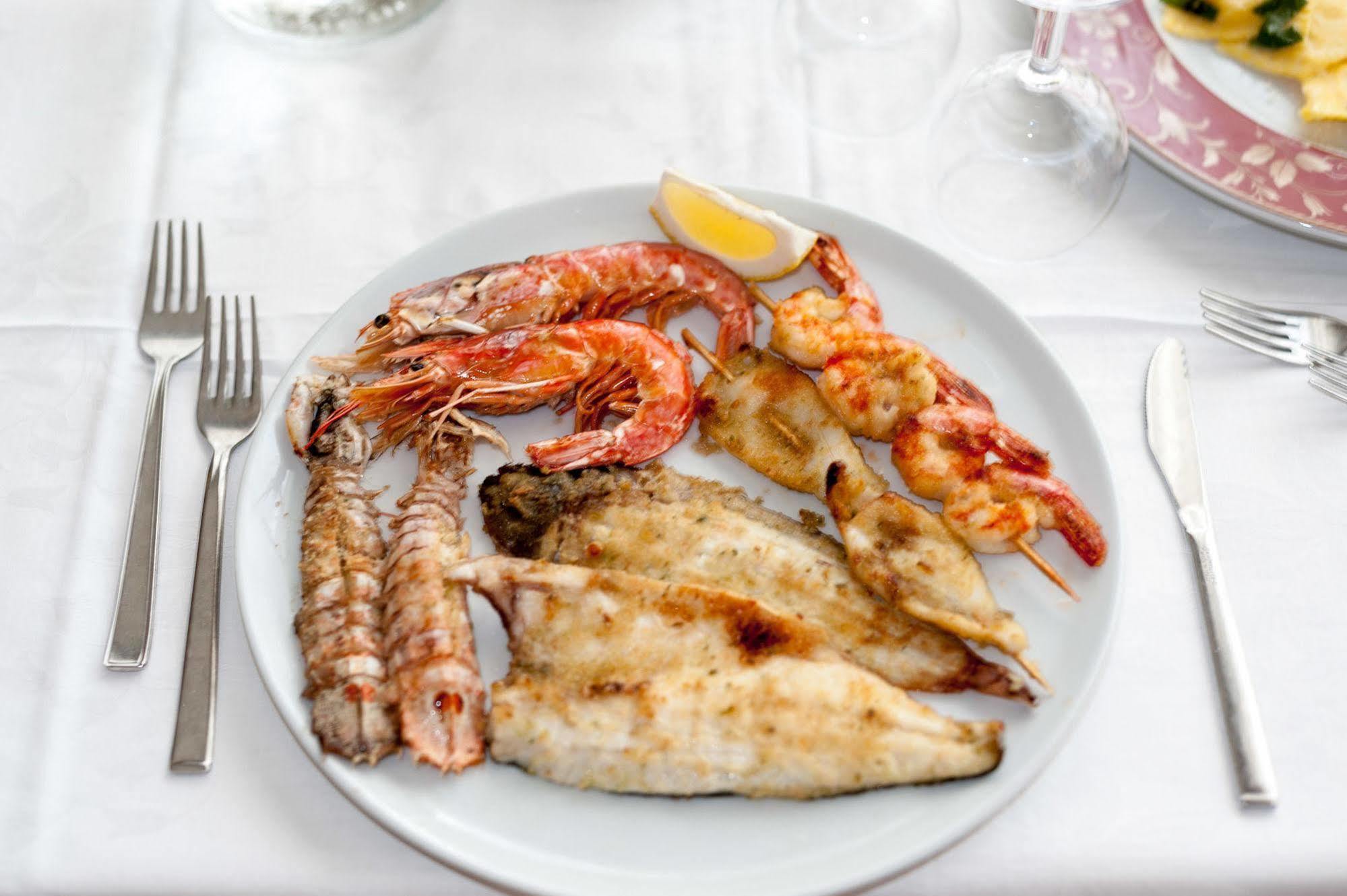 Regina Hotel E Ristorante Punta Marina Zewnętrze zdjęcie